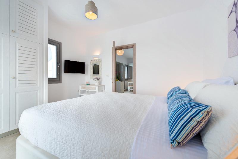 White Harmony Suites Мегалохори Экстерьер фото